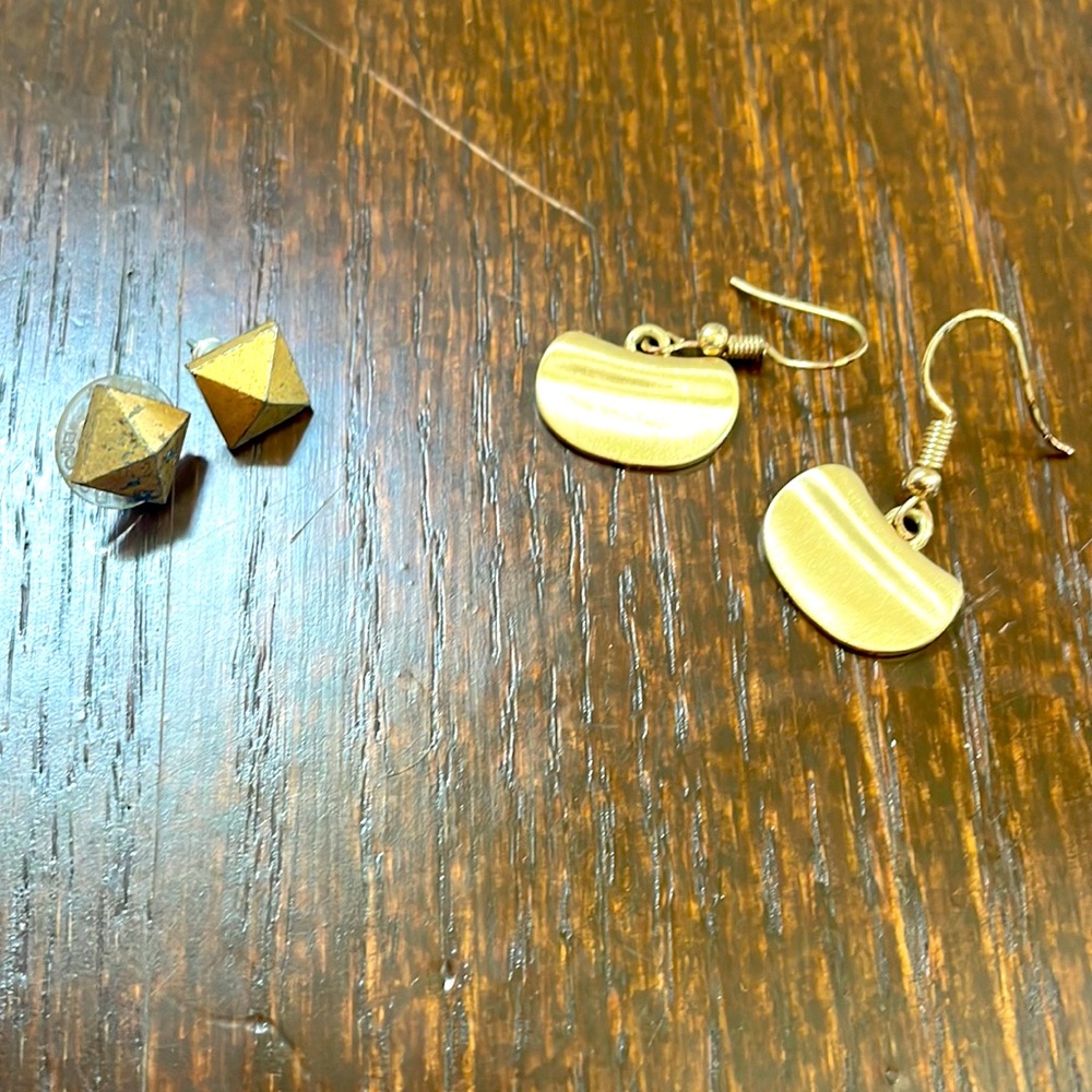Gold earrings (2 pairs)